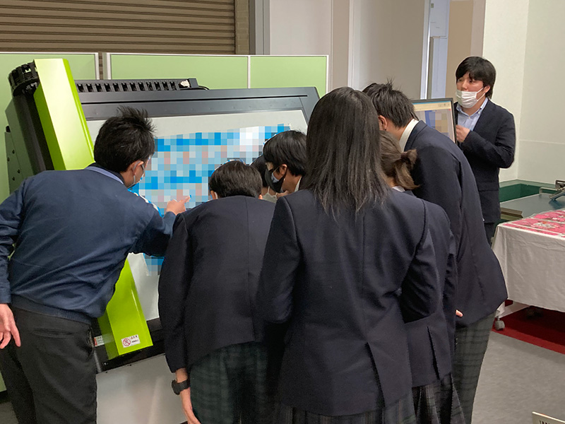 中学生企業訪問での印刷検査装置の実演