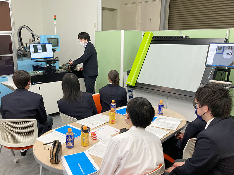 中学生企業訪問での印刷検査装置の実演